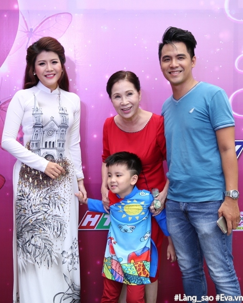 nhac si 70 tuoi duc huy dua vo kem minh 44 tuoi va con trai nho toi truong quay - 11
