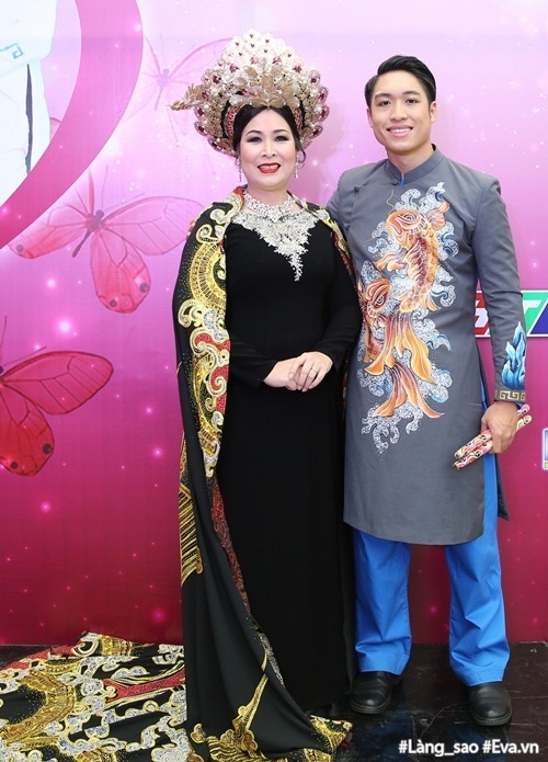 nhac si 70 tuoi duc huy dua vo kem minh 44 tuoi va con trai nho toi truong quay - 13