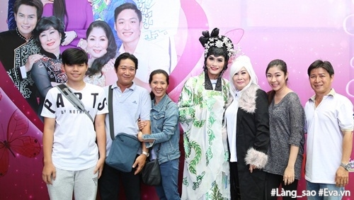 nhac si 70 tuoi duc huy dua vo kem minh 44 tuoi va con trai nho toi truong quay - 16