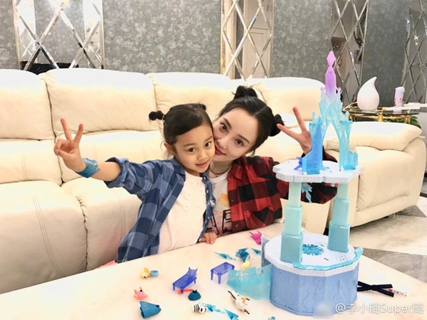 Lý Tiểu Lộ cùng con gái cưng chơi đùa