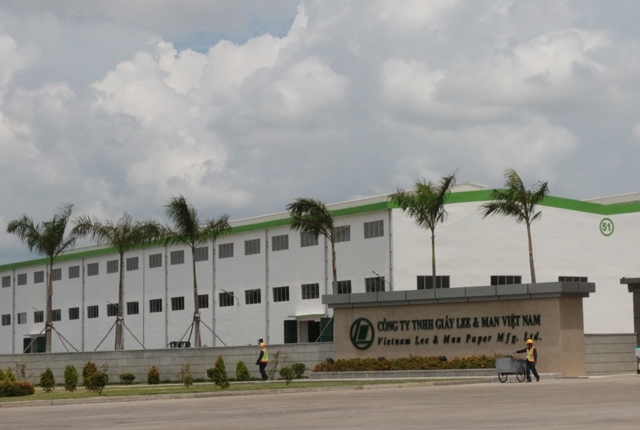  Nhà máy giấy Lee & Man đang trong thời gian chạy thử nghiệm nhưng đã gây ô nhiễm môi trường khiến dân bức xúc. 