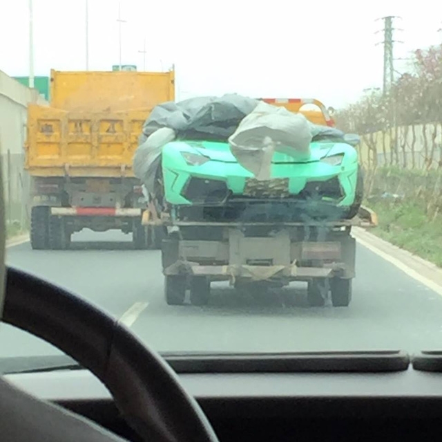 Tay chơi Việt méo mặt khi Lamborghini Aventador màu xanh ngọc bị lửa thiêu rụi - Ảnh 2.
