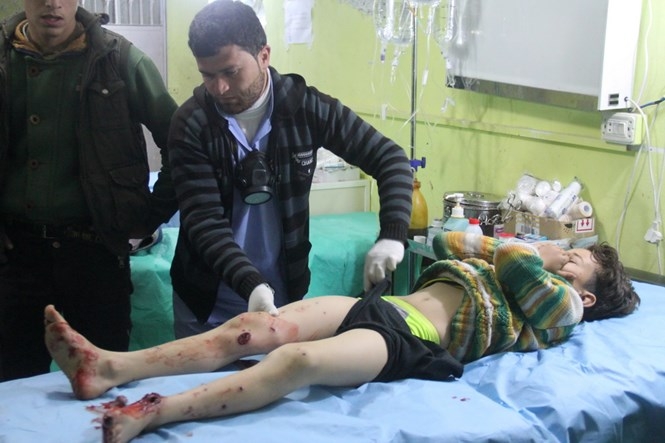 Một trẻ em được chữa trị tại bệnh viện ở Khan Sheikhoun /// AFP