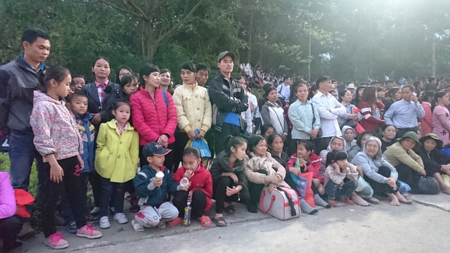  Người dân và du khách thập phương đến Sân trung tâm Lễ hội Đền Hùng từ khá sớm để chuẩn bị lên các Đền bái Tổ. 