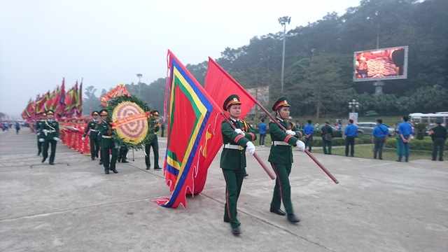 Đúng 6h05 đoàn Dâng hương bắt đầu di chuyển từ Sân trung tâm Lễ hội Đền Hùng lên Đền Thượng.