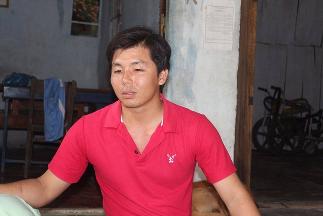  Anh Lâm Hoàng Sơn cho biết, mỗi tháng chỉ lĩnh lương 1.030 ngàn đồng, nhưng riêng đổ xăng đi làm đã hết 400.000 đồng. 