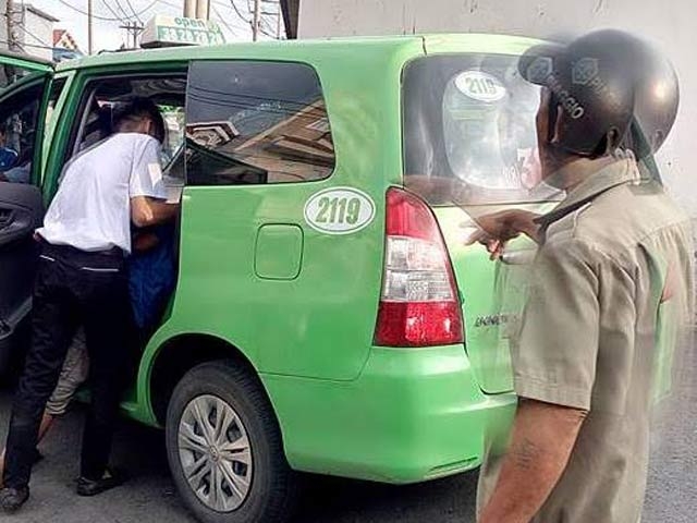 te bay vao xe taxi, nguoi dan ong bi 2 tai xe danh nhap vien hinh anh 1