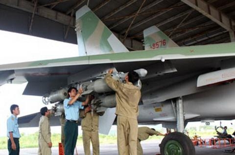 Xem Su-30MK2 Viet Nam diet muc tieu bang bom pha manh