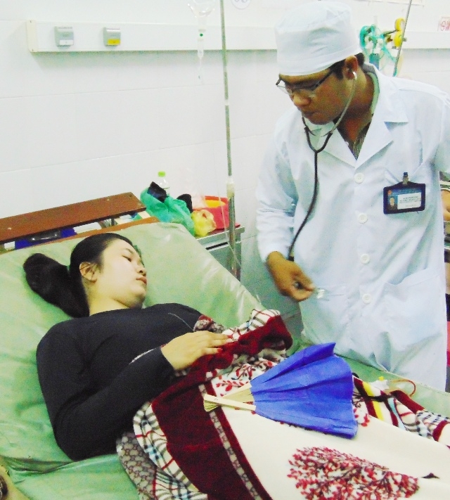 Nạn nhân Huỳnh Cao Sang đang điều trị tại Bệnh viện Đa khoa huyện Đông Hải.