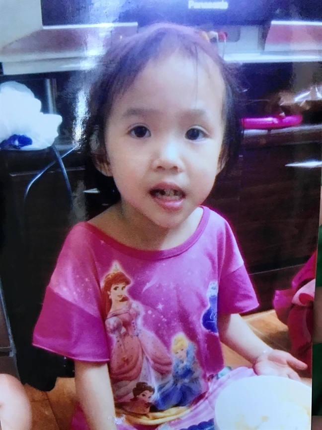 Be gai 6 tuoi mat tich bi an trong con mua trai mua chieu 4/4