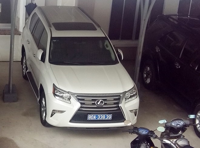 doanh nghiep tang xe lexus cho ca mau noi gi viec bi doi no 100 ty? hinh anh 1