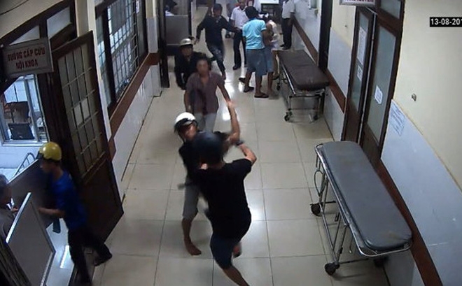 2 băng nhóm truy sát trong BV ở Cà Mau