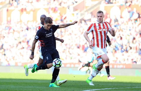 ... Firmino thoát xuống và lập siêu phẩm sút xa nâng tỉ số lên 2-1