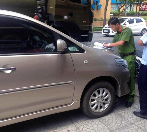 dem cuoi tuan, ong hai bat ngo xuong duong xu xe bien xanh hinh anh 3