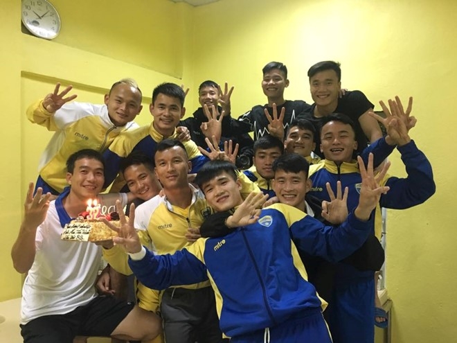 So bi tan cong, cau thu Thanh Hoa khong dam roi khach san hinh anh 1