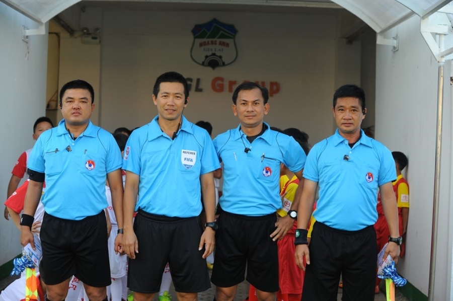Trọng tài Trần Xuân Nguyện (thứ hai từ phải sang) điều khiển trận đấu HAGL vs Thanh Hóa chiều 8/4. 