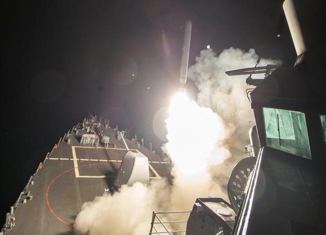  Tàu chiến Mỹ trên Địa Trung Hải đã phóng 59 tên lửa hành trình nhằm vào căn cứ không quân Syria rạng sáng 7/4. (Ảnh: Reuters) 