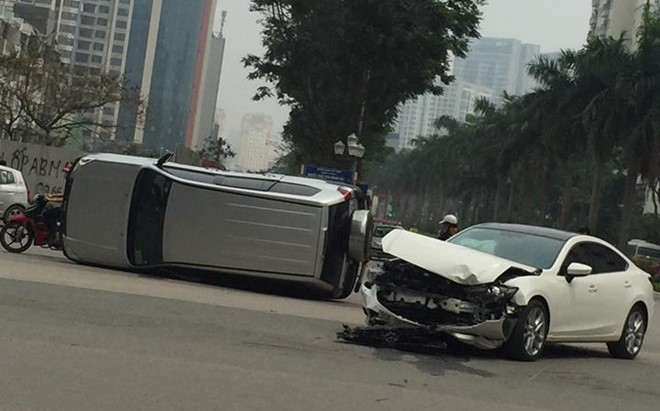 Xe Mazda6 huc oto 7 cho lat nghieng giua pho hinh anh 1
