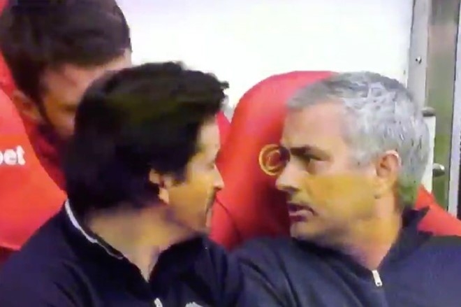 Fan MU bat ngo vi Mourinho khong biet Diego Forlan la ai hinh anh 1