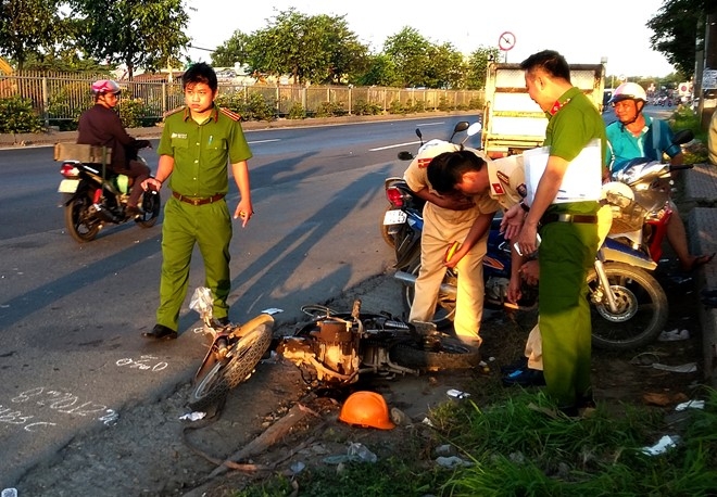 Hai thanh nien nam bat dong tren quoc lo 1, mot nguoi tu vong hinh anh 1