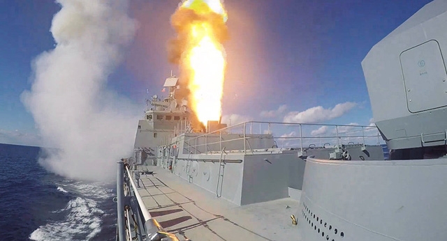 Tàu khu trục Đô đốc Grigorovich phóng tên lửa Kalibr nhằm vào các mục tiêu khủng bố ở Syria (Ảnh: Sputnik)