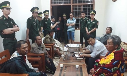 Tau sat tong chim tau ca, bo mac 4 ngu dan giua bien dem hinh anh 1