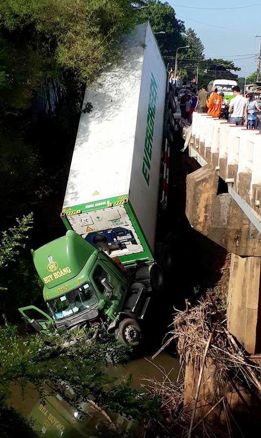  Chiếc xe cắm đầu xuống sông, đuôi vẫn ghếch lên thành cầu. 
