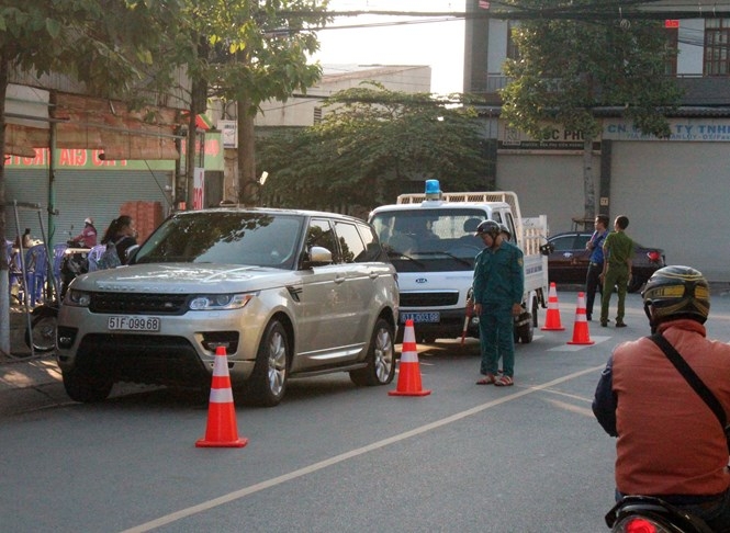 Chiếc Range Rover bị chặn lại trên đường Nguyễn Văn Lên (TP.Thủ Dầu Một, Bình Dương) /// Ảnh: Đỗ Trường