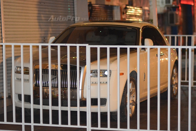 Choáng với cách bảo vệ xe siêu sang Rolls-Royce Ghost tại Campuchia - Ảnh 2.