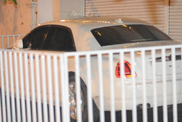 Choáng với cách bảo vệ xe siêu sang Rolls-Royce Ghost tại Campuchia - Ảnh 4.