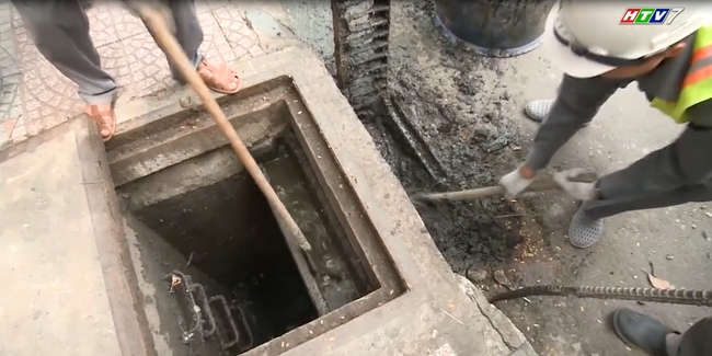 Clip những người công nhân thoát nước ngâm mình dưới cống rác thải: Công việc dơ bẩn thế đó nhưng nếu mình không làm thì ai làm? - Ảnh 2.