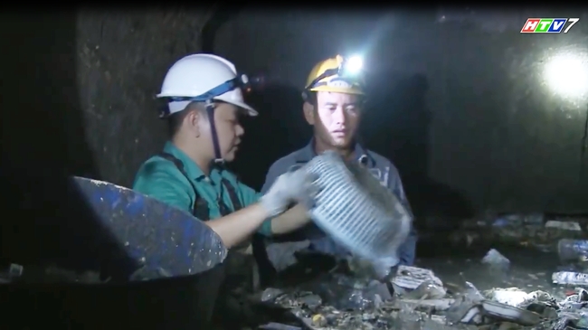 Clip những người công nhân thoát nước ngâm mình dưới cống rác thải: Công việc dơ bẩn thế đó nhưng nếu mình không làm thì ai làm? - Ảnh 4.