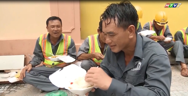 Clip những người công nhân thoát nước ngâm mình dưới cống rác thải: Công việc dơ bẩn thế đó nhưng nếu mình không làm thì ai làm? - Ảnh 5.