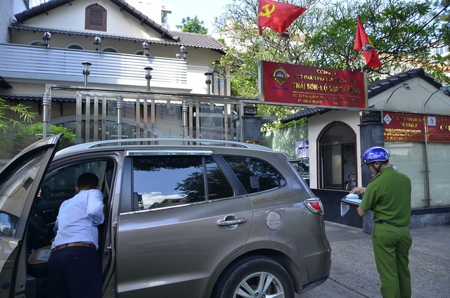  2 chiếc ô tô đậu trên vỉa hè ngay trước Quận uỷ quận 1. 