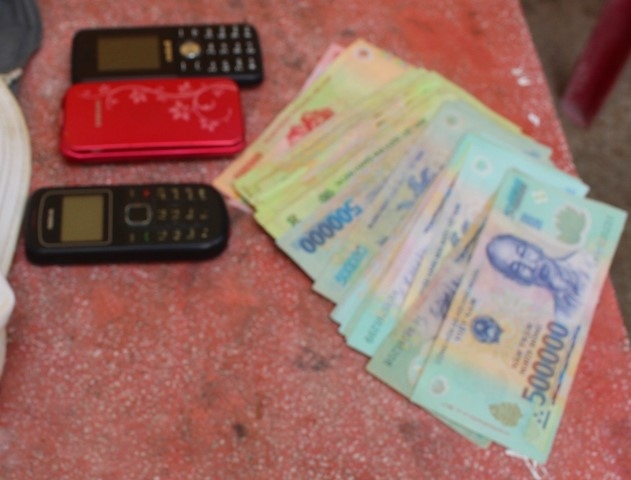 Doa tung 2.000 buc anh de tong tien nu hang xom hinh anh 2