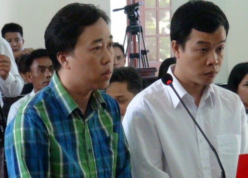 Linh (bìa trái) và Thế thừa nhận toàn bộ hành vi phạm tội của mình. Ảnh: Phước Tuấn