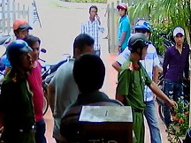 Chu nha nghi to bi nhom nguoi la uy hiep giua trua hinh anh 2