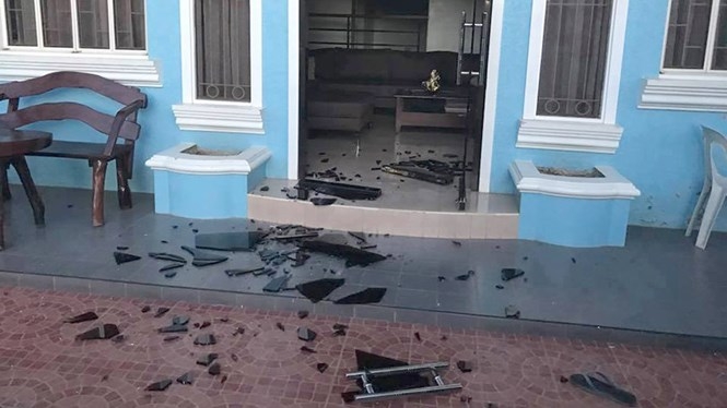 Cửa kính vỡ tan vì ảnh hưởng của động đất xảy ra ở Wao, tỉnh Lanao del Sur (Philippines) ngày 12.4.2017 /// Ảnh chụp màn hình ABS-CBN