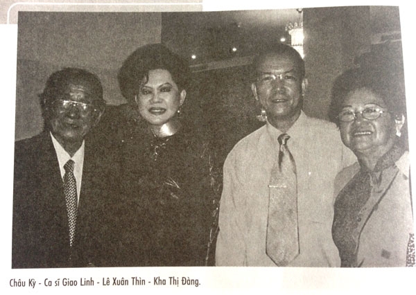 Từ trái sang: cố nhạc sĩ Châu Kỳ, ca sĩ Giao Linh, Lê Xuân Thìn và bà Kha Thị Đàng. (Ảnh chụp tư liệu)