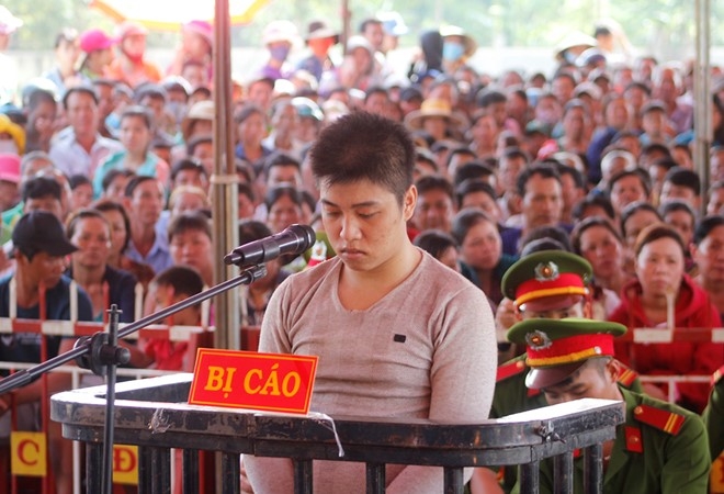 Gan 1.000 nguoi du phien xu ten cuop giet vo, con truong ban dan van hinh anh 1
