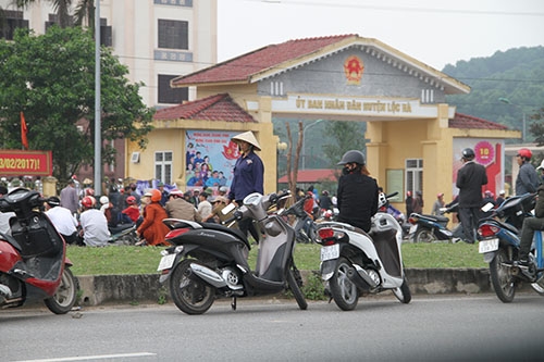ha-tinh-khoi-to-vu-2000-nguoi-dan-vay-tru-so-huyen-loc-ha