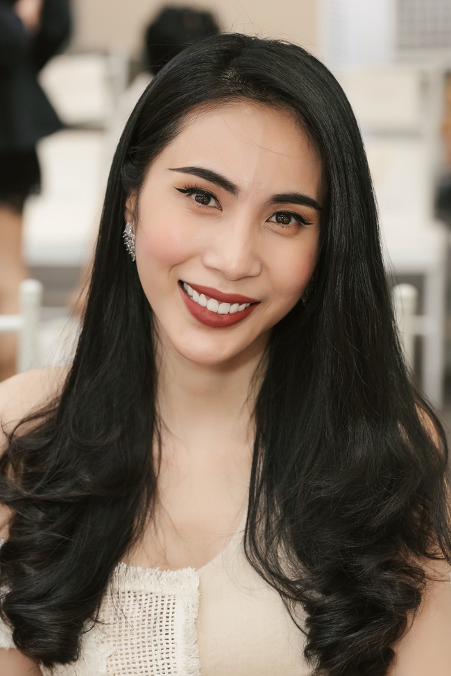 Khuôn mặt của Thủy Tiên từng nhiều lần lộ đường nét lệch lạc, giờ bỗng hài hòa và thon gọn một cách hoàn hảo - Ảnh 13.