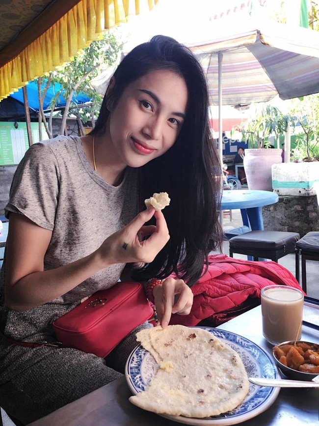 Khuôn mặt của Thủy Tiên từng nhiều lần lộ đường nét lệch lạc, giờ bỗng hài hòa và thon gọn một cách hoàn hảo - Ảnh 15.