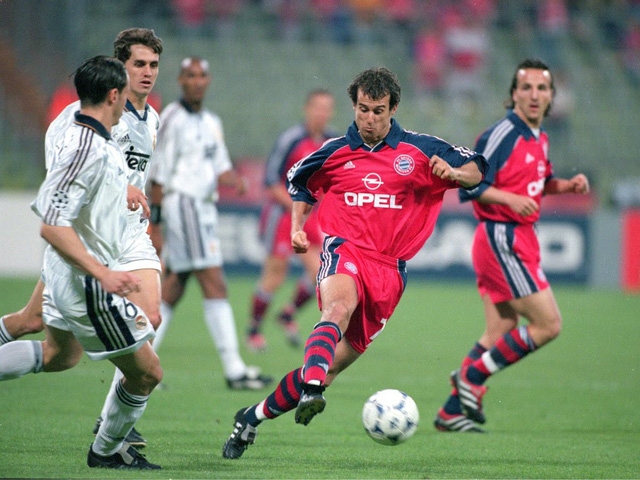  Mùa giải 1999-2000, Real Madrid thua nặng nề Bayern ở vòng bảng nhưng họ đã loại Hùm xám ở bán kết 