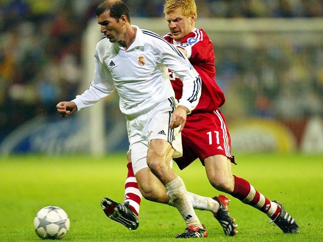  Mùa giải 2001-2002, Zidane dẫn dắt Real Madrid loại Bayern Munich ở tứ kết và sau đó lên ngôi vô địch 
