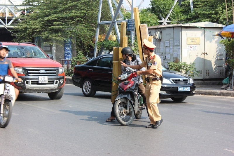 Image result for Tài xế chở hàng cồng kềnh lao vào CSGT khi bỏ chạy