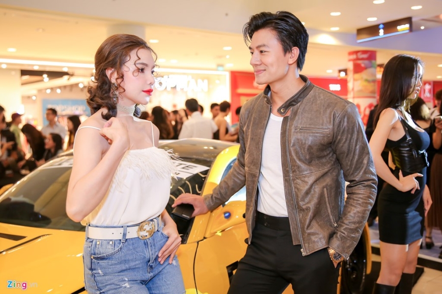 Tra Ngoc Hang xuat hien voi guong mat cung do o su kien hinh anh 2