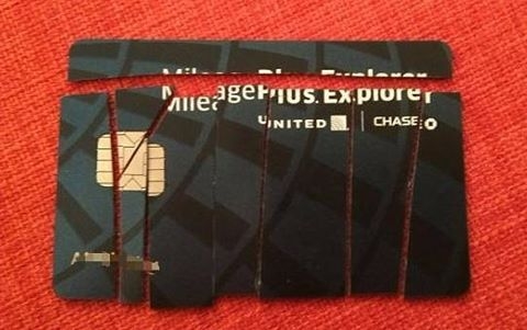Khách hàng United Airlines đua nhau cắt thẻ thành viên để phản đối hãng hàng không này
