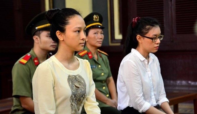Phương Nga (bìa trái) và Thùy Dung tại phiên tòa sơ thẩm ngày 21.9.2016 /// Ảnh: Đ.N.Thạch