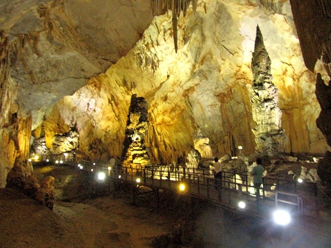 Hệ thống cầu thang gỗ dành cho du khách đi trong động Thiên Đường nhằm giảm thiểu ảnh hưởng đến môi trường tự nhiên của động /// Ảnh: Trương Quang Nam